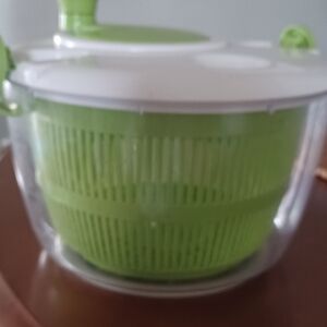 Cuisinart White and Green Salad Spinner